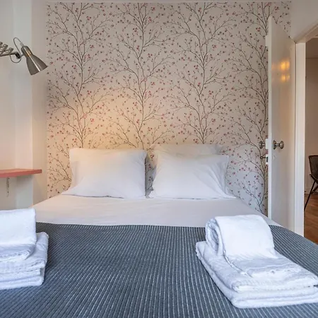 Alfama 2bdr Duplex W/ Balcony By Lovelystay Appartement *