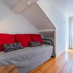 Alfama 2bdr Duplex W/ Balcony By Lovelystay *