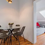 Апартаменты Alfama 2bdr Duplex W/ Balcony By Lovelystay