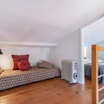 Alfama 2bdr Duplex W/ Balcony By Lovelystay