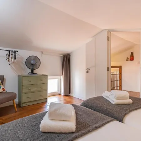 Alfama 2bdr Duplex W/ Balcony By Lovelystay Apartment